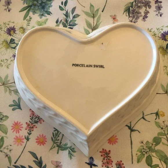 Brand new .Beautiful porcelain swirl heart bowl perfect for Valentine! - Picture 2 of 7